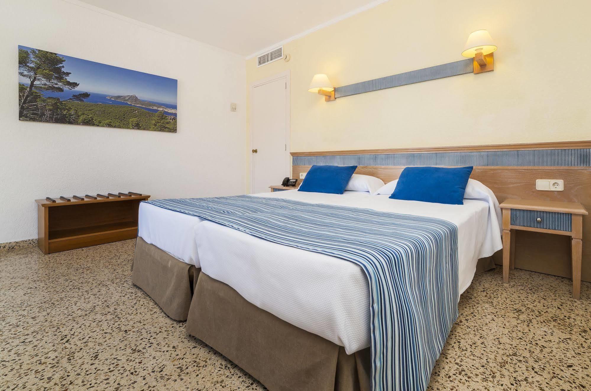 ホテル Globales Simar Cala de Sant Vicenc エクステリア 写真